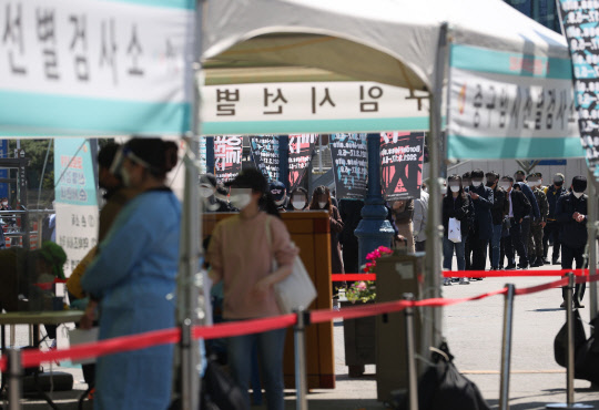 코로나 신규확진, 97일 만에 최다  국내 신종 코로나바이러스 감염증(코로나19) 확산세가 갈수록 거세지는 가운데 14일 오후 서울역광장에 마련된 임시선별진료소에서 시민들이 검사를 받기 위해 줄을 서고 있다. 중앙방역대책본부는 이날 0시 기준으로 코로나19 신규 확진자가 731명 늘어 누적 11만1천419명이라고 밝혔다. 연합
